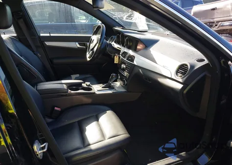 2013 Mercedes-Benz C 250 Luxury/Sport из США, поврежденный, VIN WDDGF4HB3DA810612